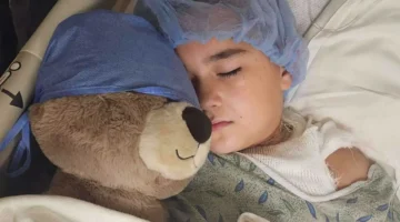 نجاة طفل من صعقة كهربائية قاتلة بسبب شاحن الهاتف أثناء النوم 1